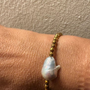 Bracciale elasticizzato con perla coltivata  barocca e ematite