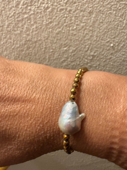 Bracciale elasticizzato con perla coltivata  barocca e ematite