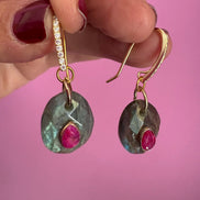 Orecchini  Collezione JAIPUR- labradorite e ruby incastonata