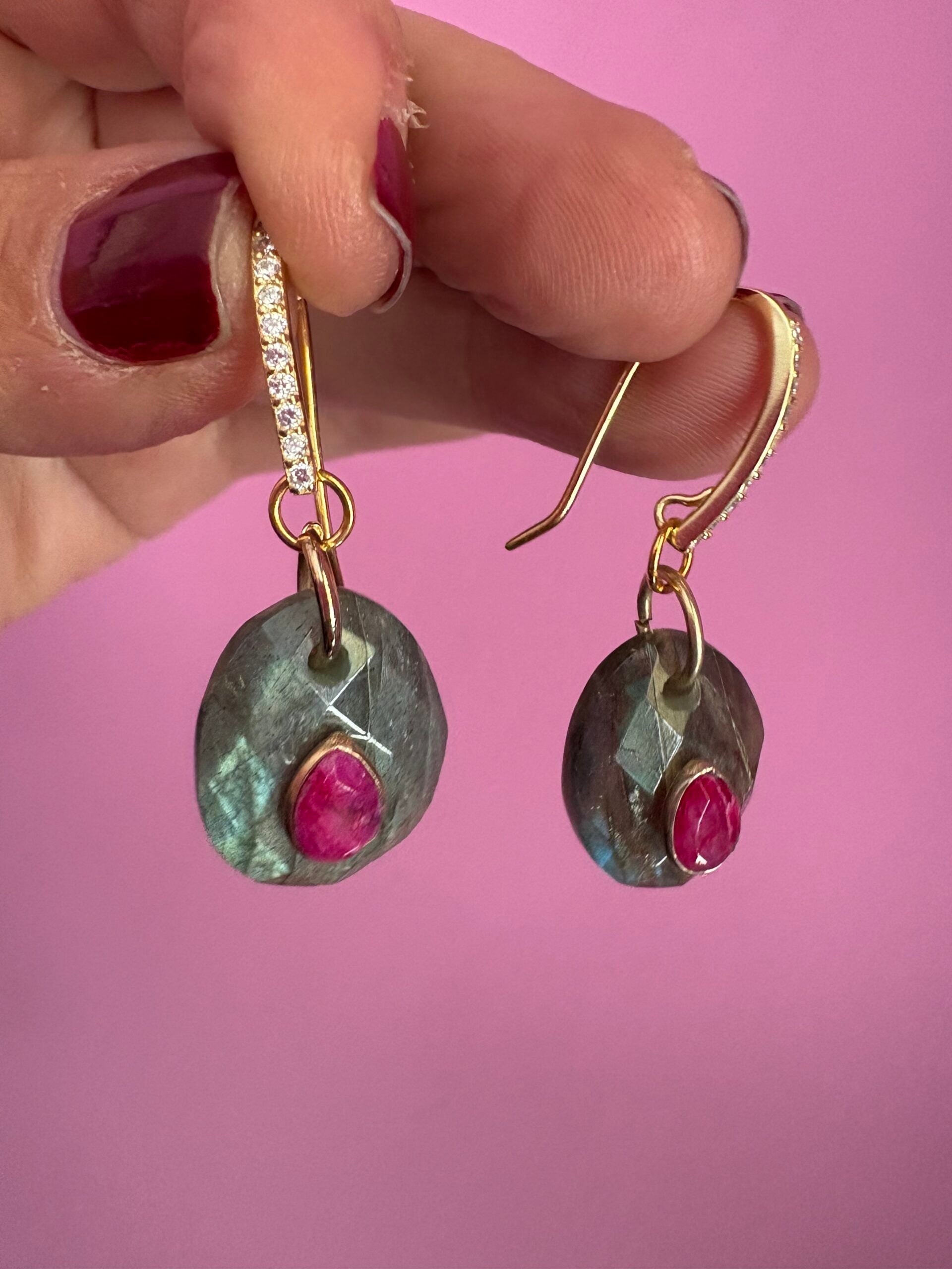 Orecchini  Collezione JAIPUR- labradorite e ruby incastonata