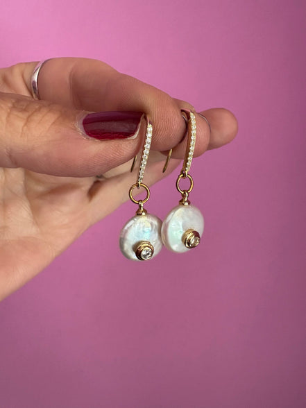 Orecchini  Collezione JAIPUR- perla piatta e zirconi incastonati