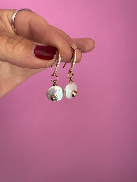 Orecchini  Collezione JAIPUR- perla piatta e zirconi incastonati