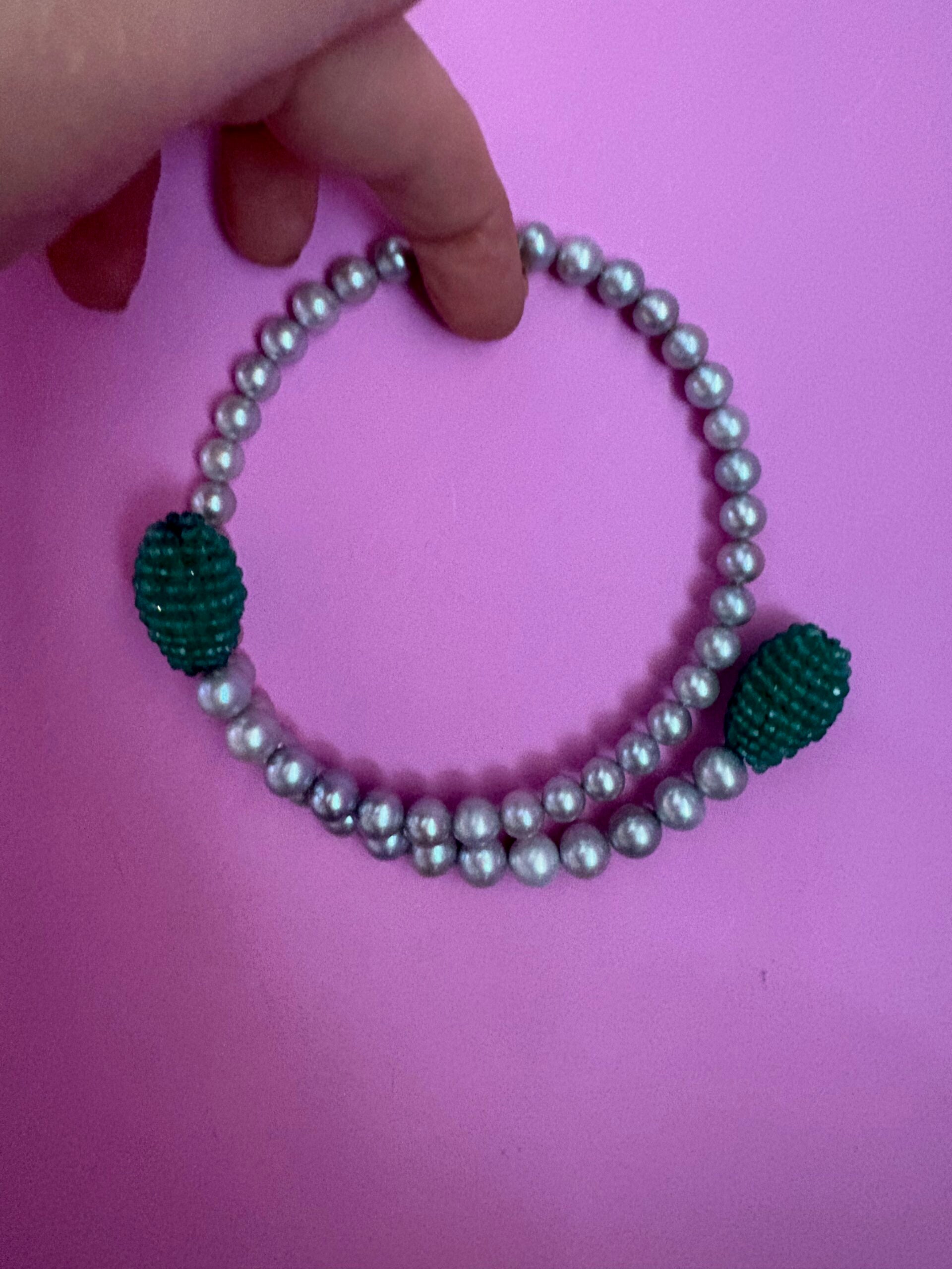 INCANTEVOLE -  Chocker  contrarié perle grey coltivate  con more di agata verde diamond cut