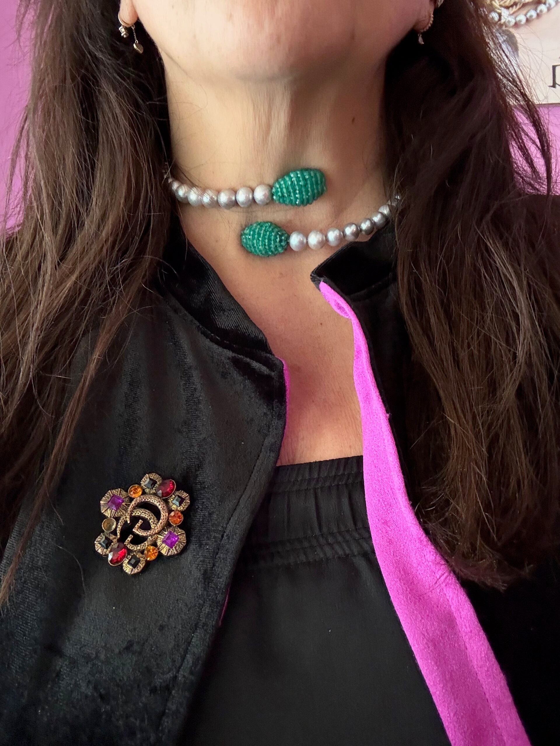 INCANTEVOLE -  Chocker  contrarié perle grey coltivate  con more di agata verde diamond cut