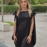 PLUMAGE Poetica - Abito a palloncino in raso nero con piume di struzzo sul collo