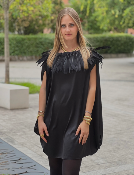 PLUMAGE Poetica - Abito a palloncino in raso nero con piume di struzzo sul collo