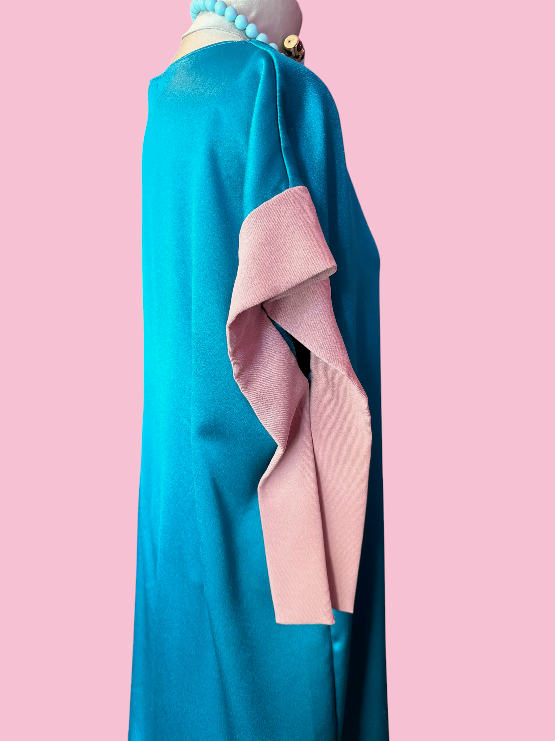 IKEBANA - Abito raso turchese con maniche nastro rosa crepe