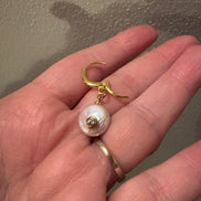 Orecchini  Collezione JAIPUR- anellina con perla piatta e zirconi incastonati