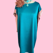 IKEBANA - Abito raso turchese con maniche nastro rosa crepe