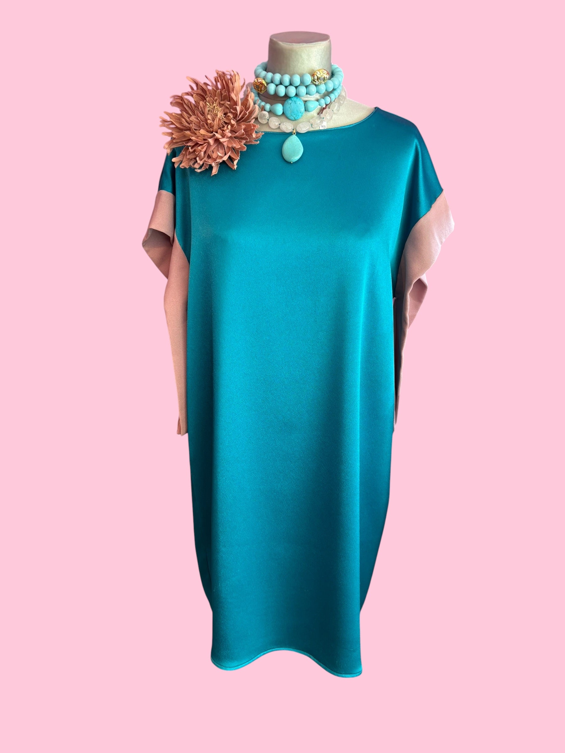 IKEBANA - Abito raso turchese con maniche nastro rosa crepe