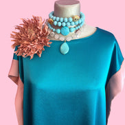 IKEBANA - Abito raso turchese con maniche nastro rosa crepe