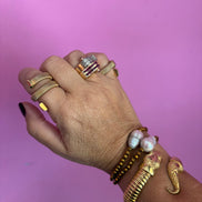 Bracciale elasticizzato con perla coltivata  barocca e ematite