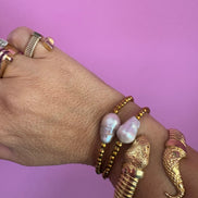 Bracciale elasticizzato con perla coltivata  barocca e ematite