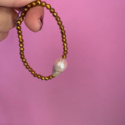 Bracciale elasticizzato con perla coltivata  barocca e ematite