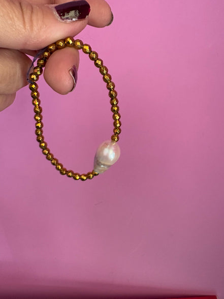 Bracciale elasticizzato con perla coltivata  barocca e ematite