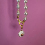 Collana JAIPUR - Perle bianche barocche con pendente perla piatta