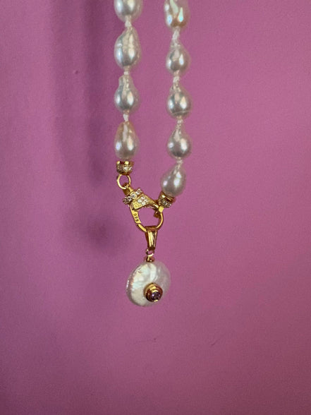 Collana JAIPUR - Perle bianche barocche con pendente perla piatta