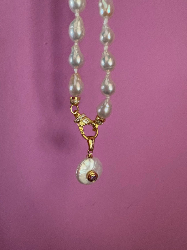 Collana JAIPUR - Perle bianche barocche con pendente perla piatta