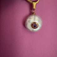Collana JAIPUR - Perle bianche barocche con pendente perla piatta