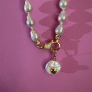 Collana JAIPUR - Perle bianche barocche con pendente perla piatta