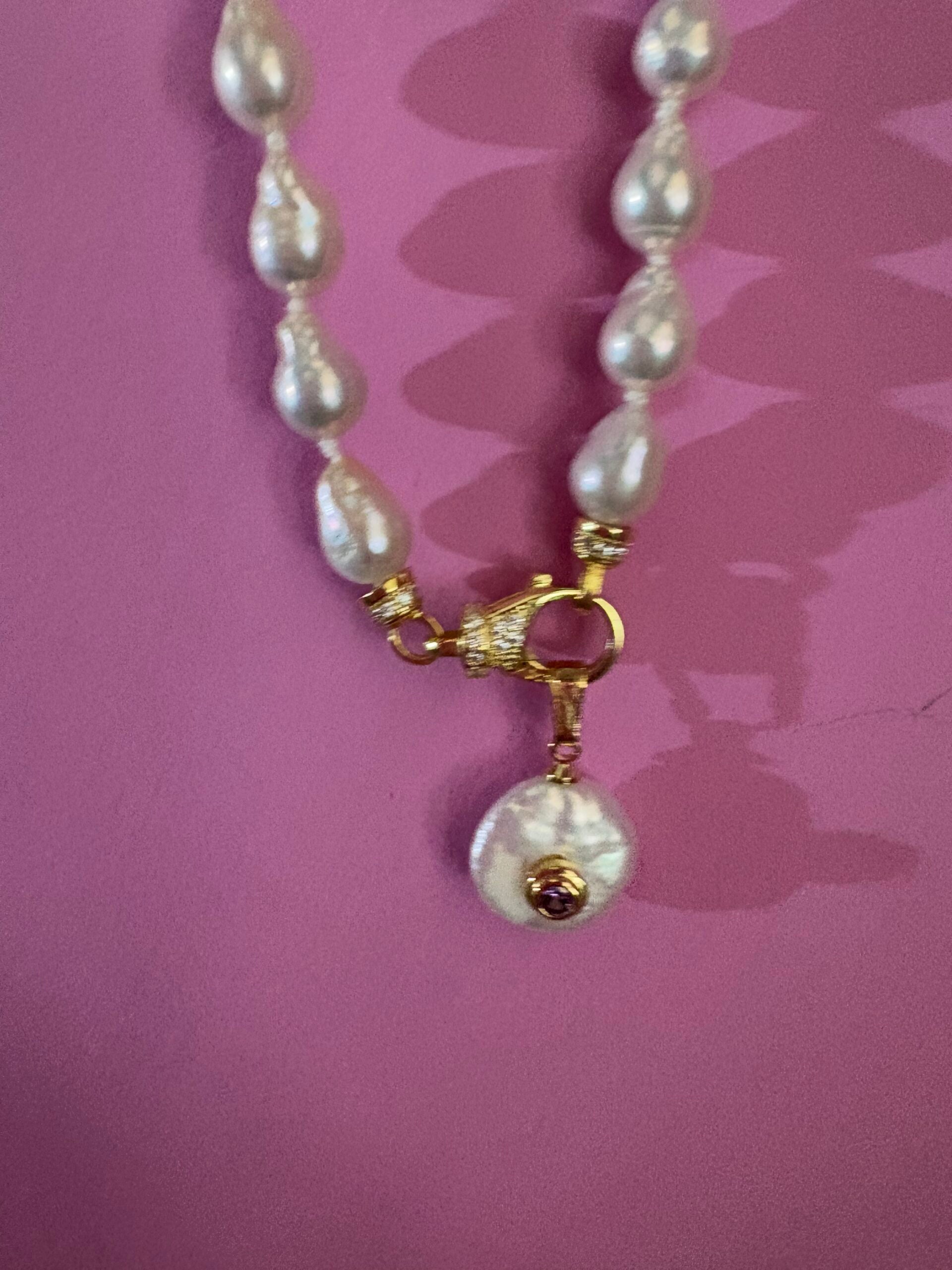 Collana JAIPUR - Perle bianche barocche con pendente perla piatta