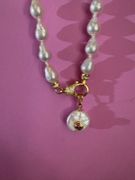 Collana JAIPUR - Perle bianche barocche con pendente perla piatta