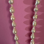 Collana JAIPUR - Perle bianche barocche con pendente perla piatta
