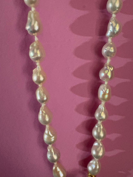 Collana JAIPUR - Perle bianche barocche con pendente perla piatta