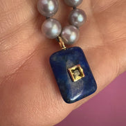 Collana JAIPUR - Perle grey semiround con pendente lapislazzuli