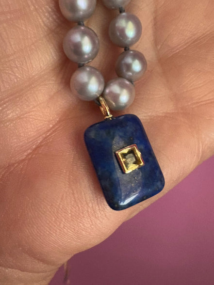 Collana JAIPUR - Perle grey semiround con pendente lapislazzuli