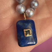 Collana JAIPUR - Perle grey semiround con pendente lapislazzuli