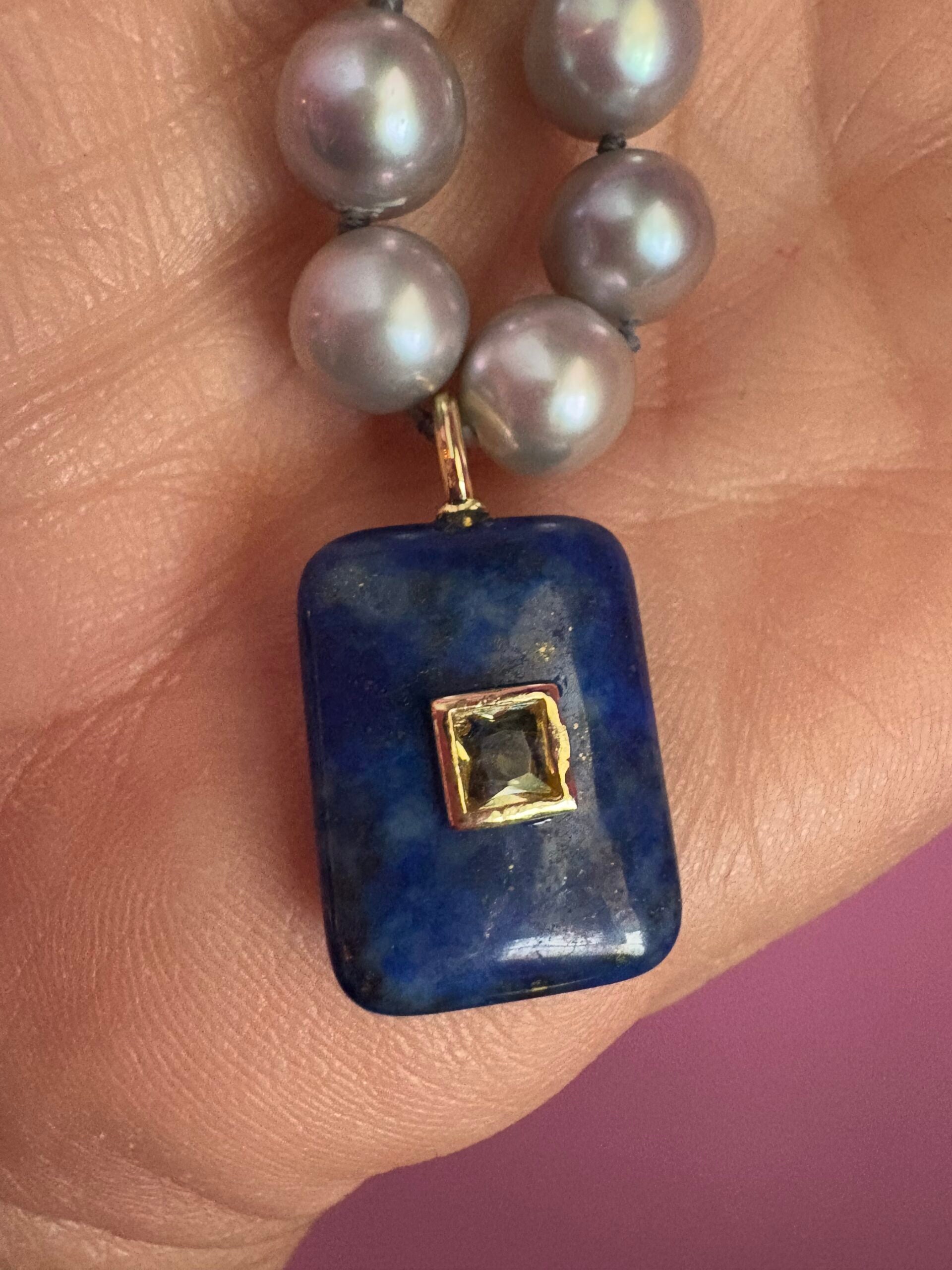 Collana JAIPUR - Perle grey semiround con pendente lapislazzuli