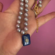 Collana JAIPUR - Perle grey semiround con pendente lapislazzuli
