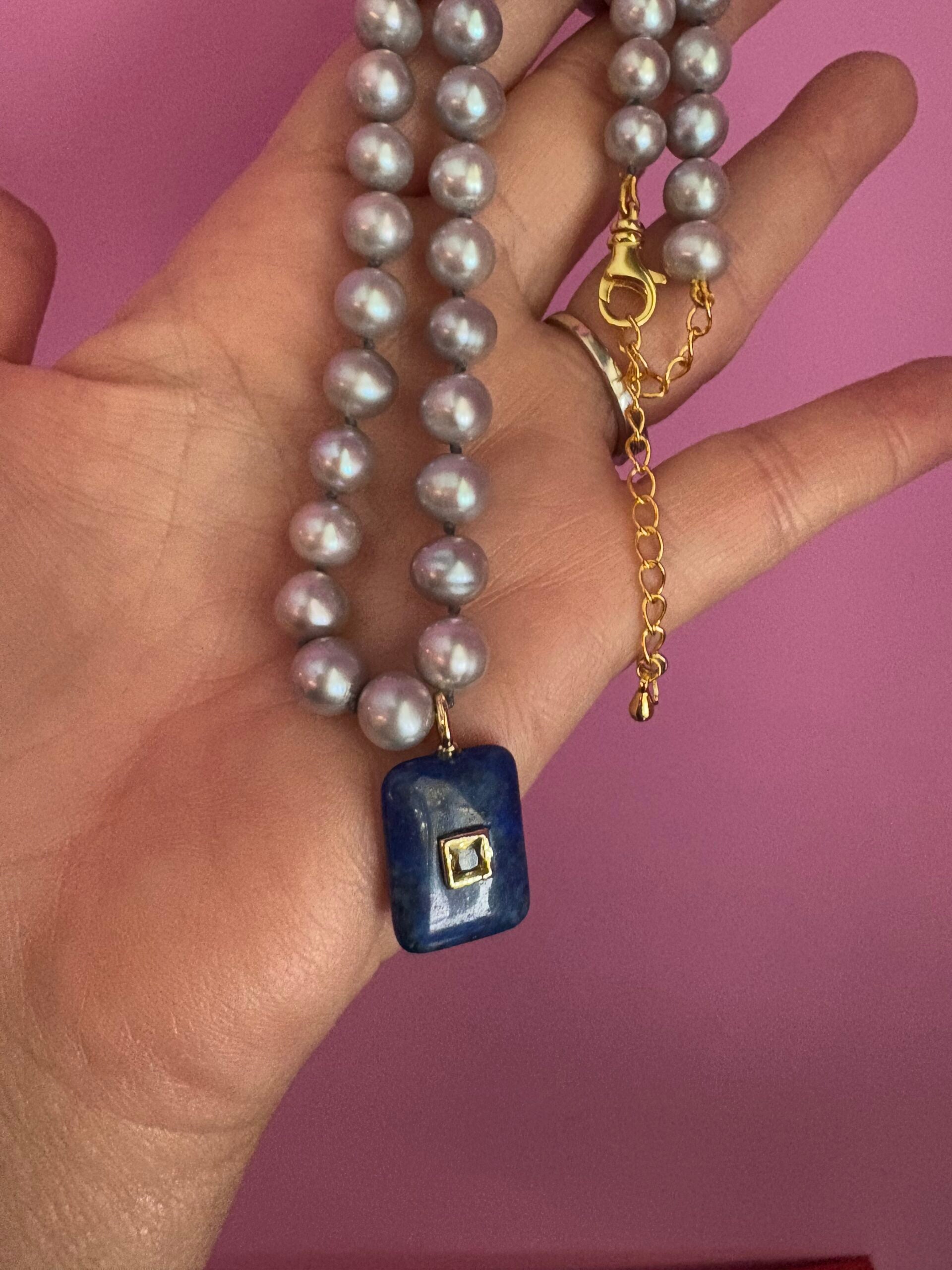 Collana JAIPUR - Perle grey semiround con pendente lapislazzuli