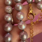 Collana JAIPUR - Perle grey semiround con pendente lapislazzuli