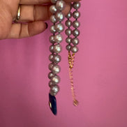 Collana JAIPUR - Perle grey semiround con pendente lapislazzuli