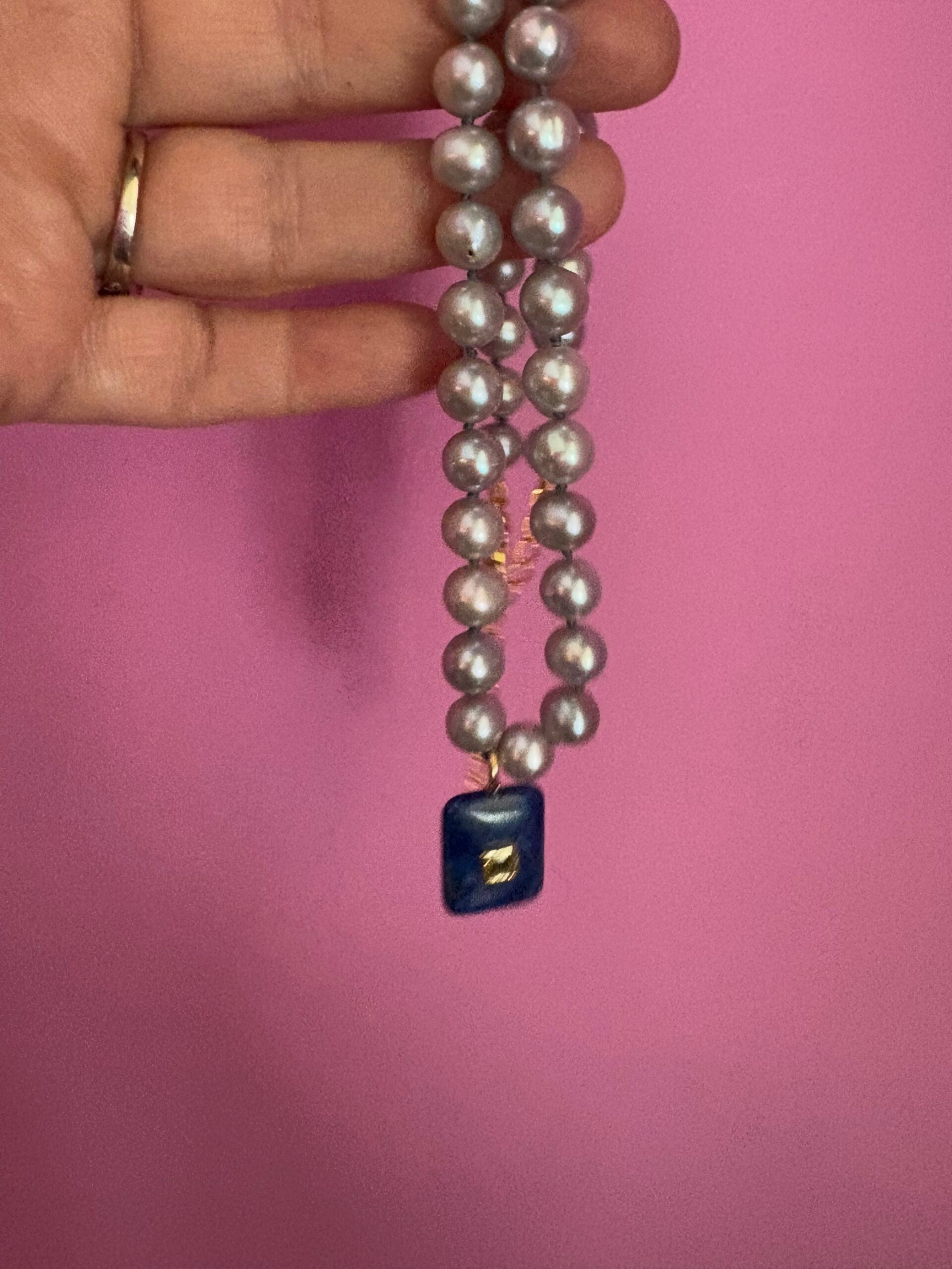 Collana JAIPUR - Perle grey semiround con pendente lapislazzuli