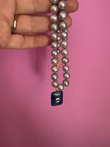 Collana JAIPUR - Perle grey semiround con pendente lapislazzuli