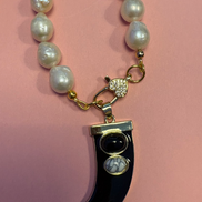 Collana lunga -TALISMANI con PERLE coltivate - chiusura gioiello  - cm 90 - con charm Corno smaltato