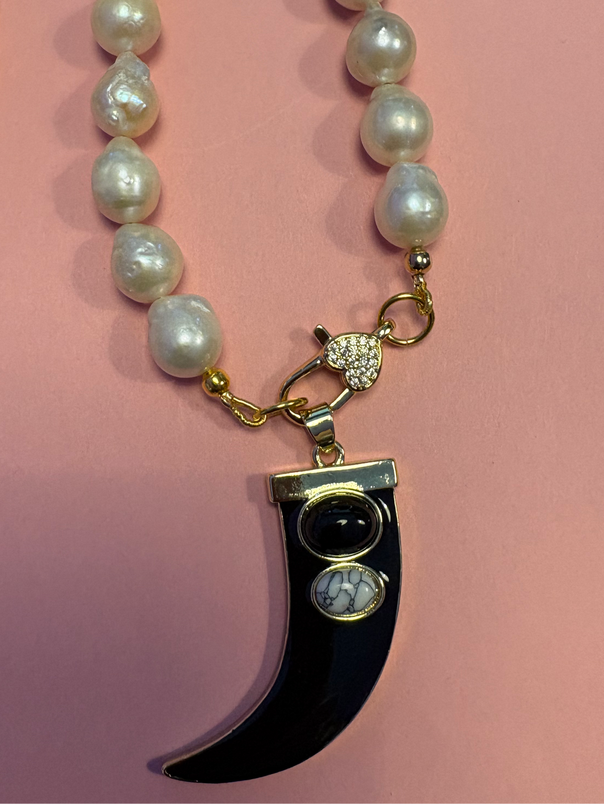 Collana lunga -TALISMANI con PERLE coltivate - chiusura gioiello  - cm 90 - con charm Corno smaltato