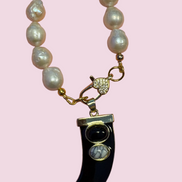 Collana lunga -TALISMANI con PERLE coltivate - chiusura gioiello  - cm 90 - con charm Corno smaltato