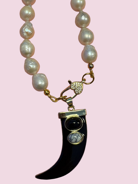 Collana lunga -TALISMANI con PERLE coltivate - chiusura gioiello  - cm 90 - con charm Corno smaltato