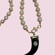 Collana lunga -TALISMANI con PERLE coltivate - chiusura gioiello  - cm 90 - con charm Corno smaltato