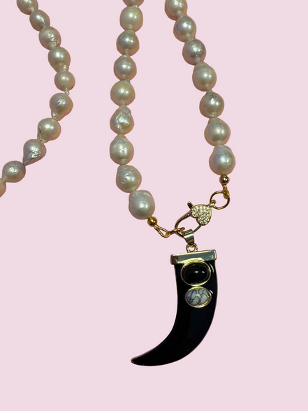 Collana lunga -TALISMANI con PERLE coltivate - chiusura gioiello  - cm 90 - con charm Corno smaltato