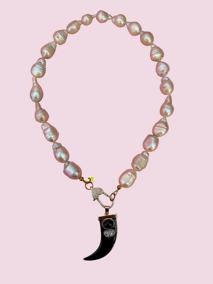 Luce-Halskette mit barocken Zuchtperlen – Schmuckverschluss – 48 cm – mit Luce-Anhängern