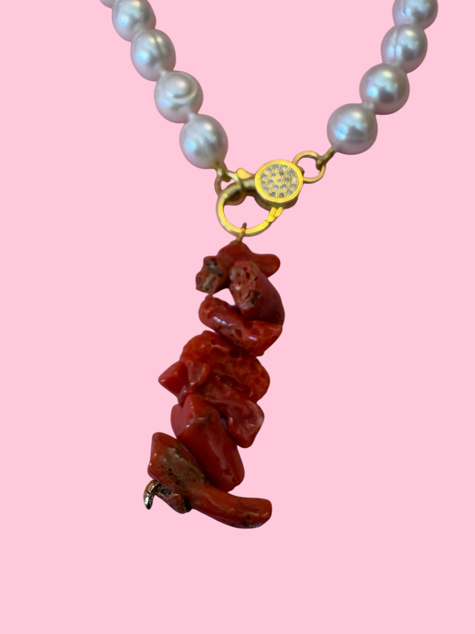 Collezione Mediterranea - Collana perle coltivate con charm corallo rosso naturale