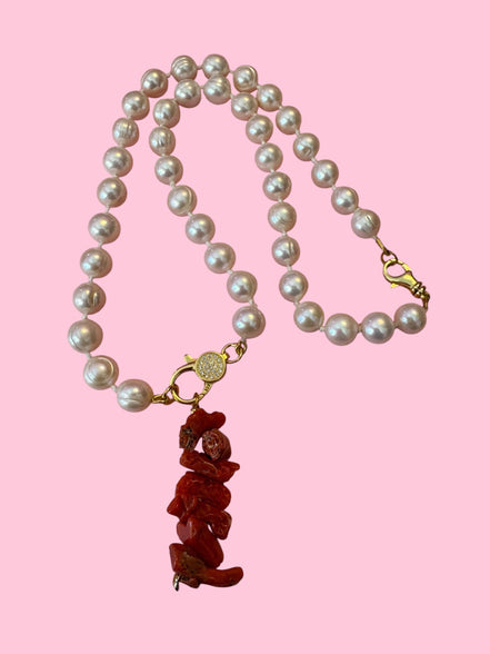 Collezione Mediterranea - Collana perle coltivate con charm corallo rosso naturale