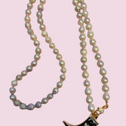 Collana lunga -TALISMANI con PERLE coltivate - chiusura gioiello  - cm 90 - con charm Corno smaltato