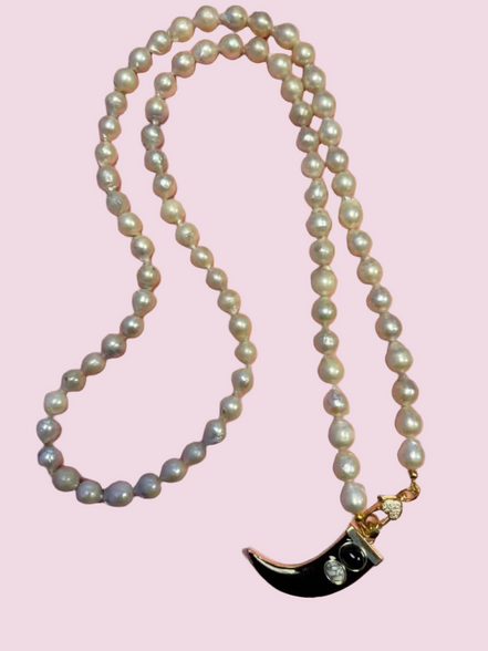 Collana lunga -TALISMANI con PERLE coltivate - chiusura gioiello  - cm 90 - con charm Corno smaltato