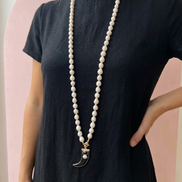 Collana lunga -TALISMANI con PERLE coltivate - chiusura gioiello  - cm 90 - con charm Corno smaltato
